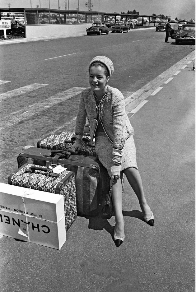 Romy Schneider w Chanel na lotnisku Orly, 1962